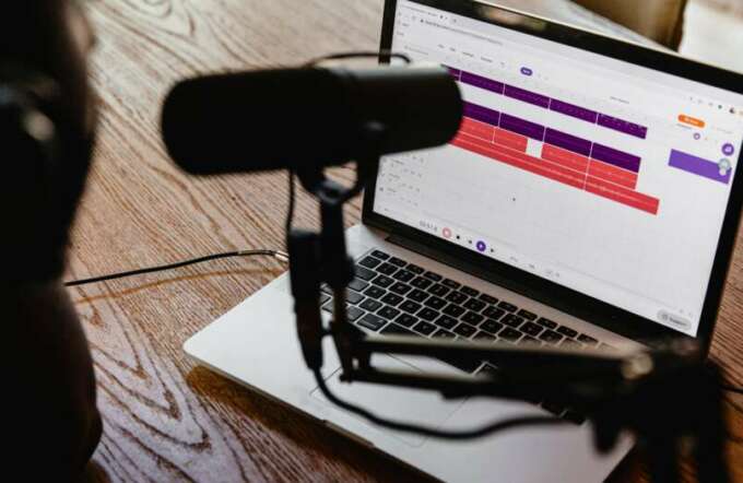 We show how to integrate a corporate podcast into the PR strategy